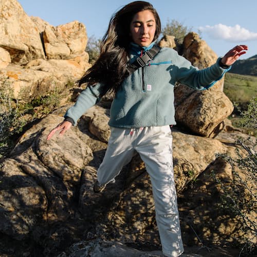 laydown image of Women's Mountain Fleece Pullover