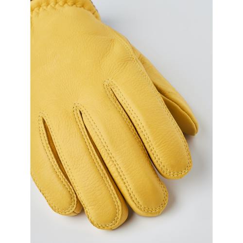 lifestyle image of Tore Glove