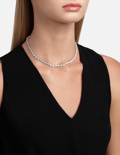 on model image of Women's Perla Choker Necklace