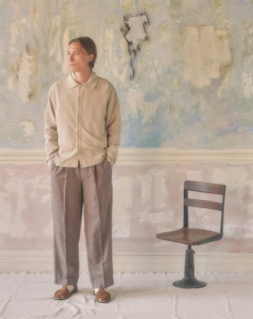 lifestyle image of Park Cotton Linen Pleated Pant