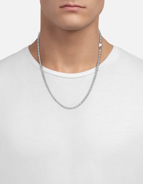 on model image of Elara Chain Necklace