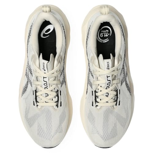 laydown image of Novablast 5 Running Sneaker