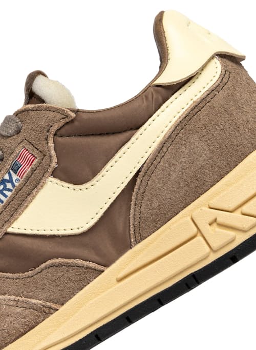 laydown detail image of Reelwind Sneaker