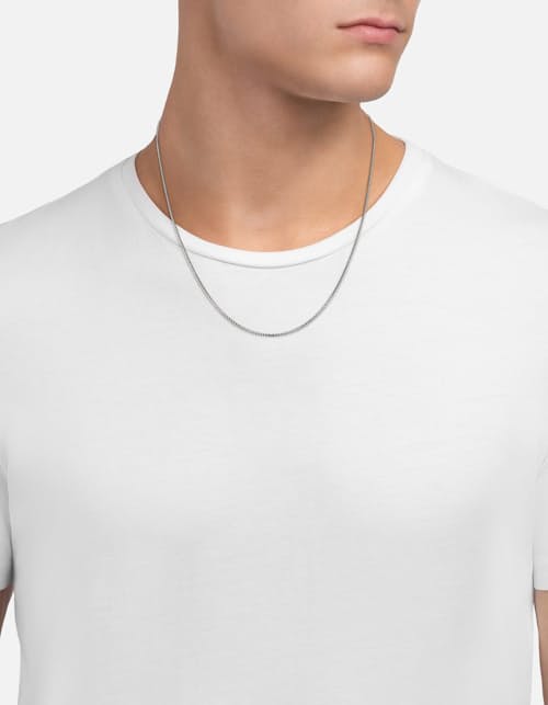 on model image of Venetian Chain Neckalce