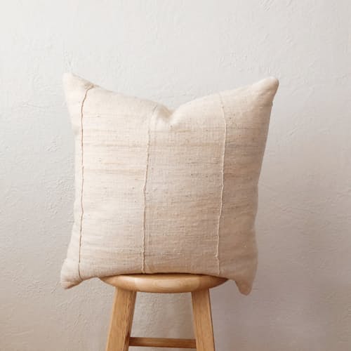 laydown image of Basse Pillow