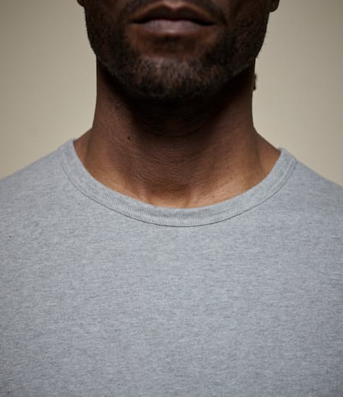on model image of 2M15 Vintage Machine Refined Fit T-Shirt