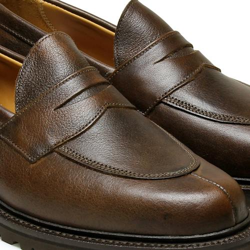 laydown detail image of Les Apron Penny Loafer