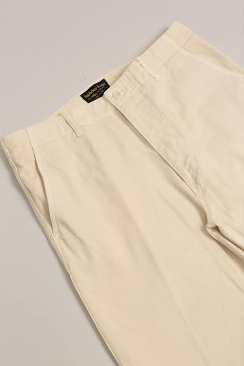laydown detail image of Bube Chino Pant