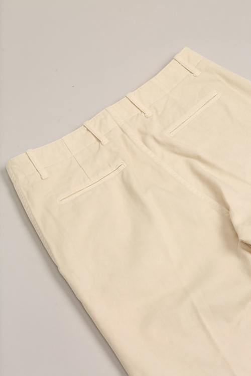 laydown detail image of Bube Chino Pant