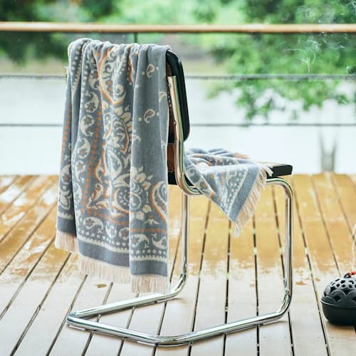 lifestyle image of Cotton Pile Blanket (M)