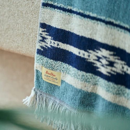 lifestyle image of Cotton Pile Blanket (M)