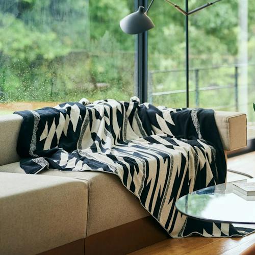 lifestyle image of Cotton Pile Blanket (L)