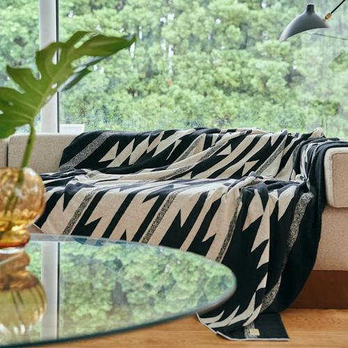 lifestyle image of Cotton Pile Blanket (L)