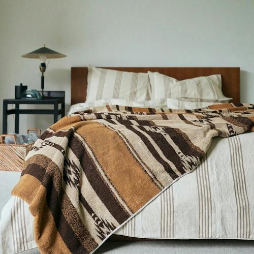 lifestyle image of Cotton Pile Blanket (L)