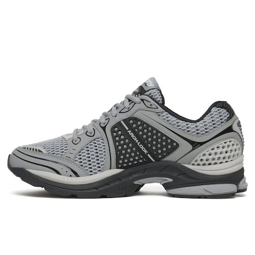 laydown image of Progrid Triumph 4 Sneaker