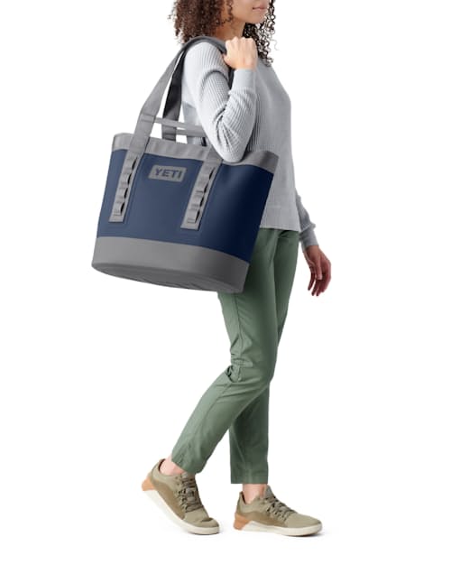 lifestyle image of Camino Carryall 35L Tote