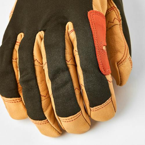 lifestyle image of Ergo Grip Active Glove