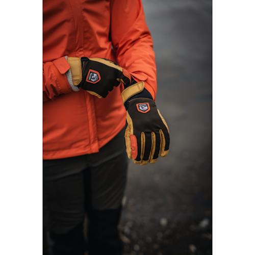 lifestyle image of Ergo Grip Active Glove