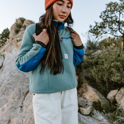 laydown image of Women's Mountain Fleece Pullover