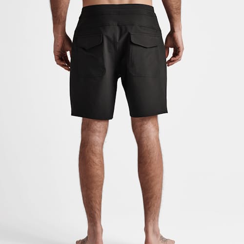 lifestyle image of Layover Trail Hybrid Short 3.0 - 7"