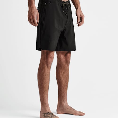 lifestyle image of Layover Trail Hybrid Short 3.0 - 7"