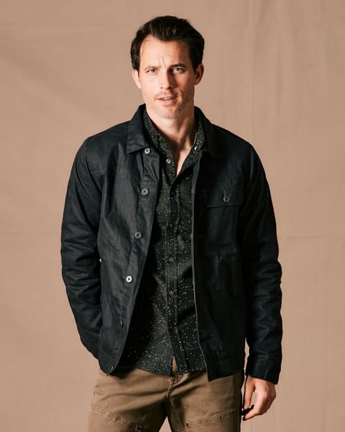 Anthony is 6'2" and wearing a size M