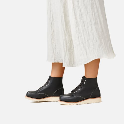 laydown image of Women's 6-Inch Classic Moc Boot