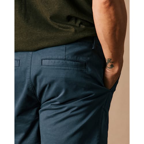 on model image of 365 Short - 5"