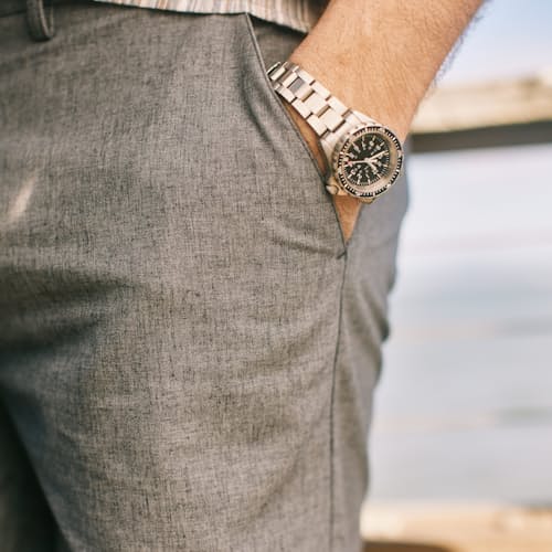 lifestyle image of Wrinkle-Free Linen Short - 9"
