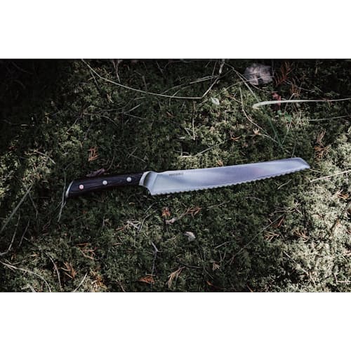laydown image of No. 9 Bread Knife