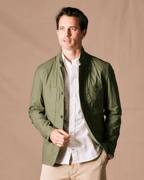 Anthony is 6'2" and wearing a size M