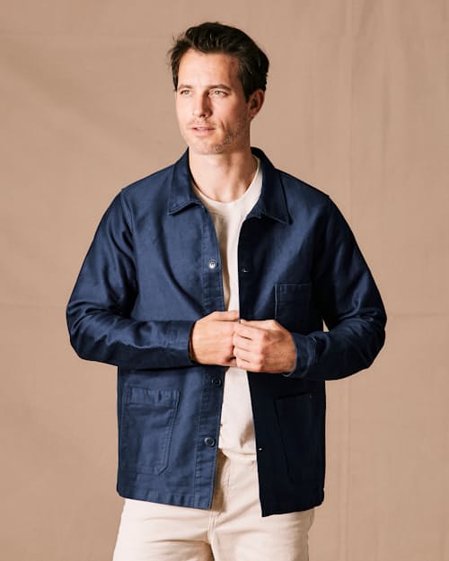 Anthony is 6'2" and wearing a size M