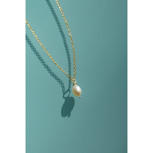 laydown detail image of Women's Small Pearl Necklace