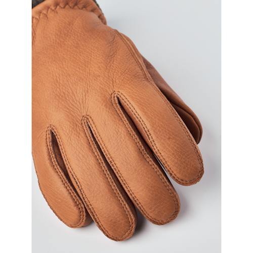 lifestyle image of Tore Glove