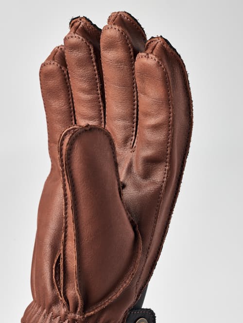 lifestyle image of Wakayama Glove