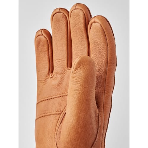 lifestyle image of Women's Deerskin Primaloft Glove