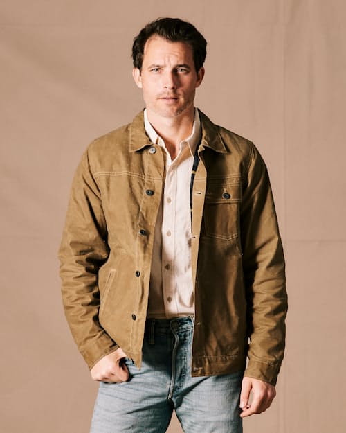 Anthony is 6'2" and wearing a size M