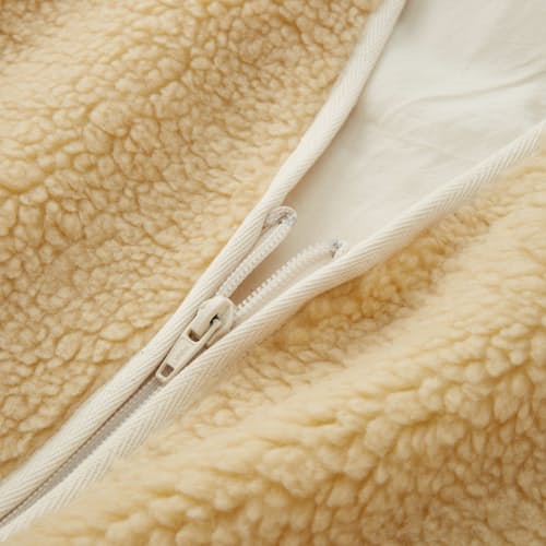 lifestyle image of Rosas Lightweight Full Zip Liner
