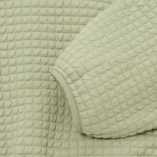 laydown image of Women's Midlayer_01