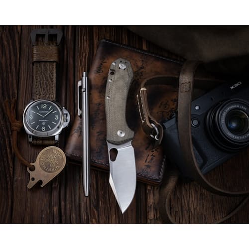 lifestyle image of Ace Atelier Green Canvas Knife