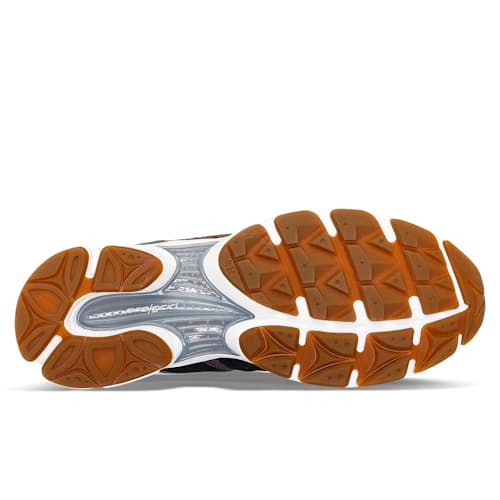 laydown image of Progrid Triumph 4 Secure Pack Sneaker