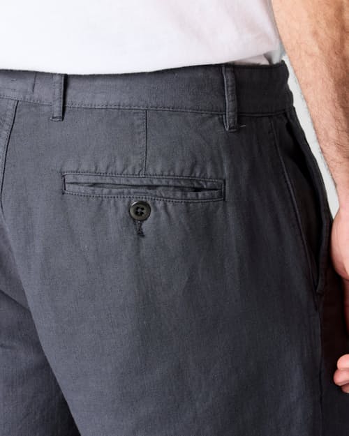 on model image of Cotton Linen Short - 7"