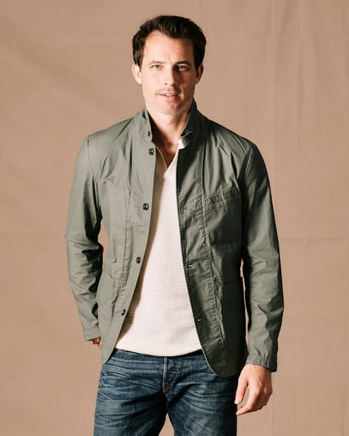 Anthony is 6'2" and wearing a size M