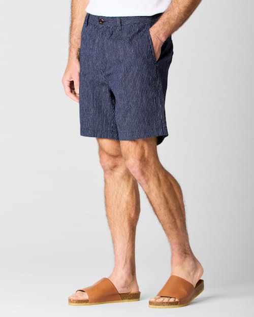 on model image of Cotton Linen Short - 7"