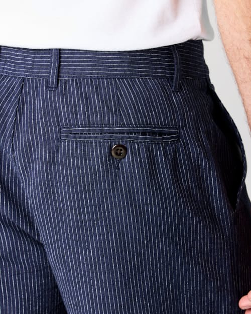 on model image of Cotton Linen Short - 7"