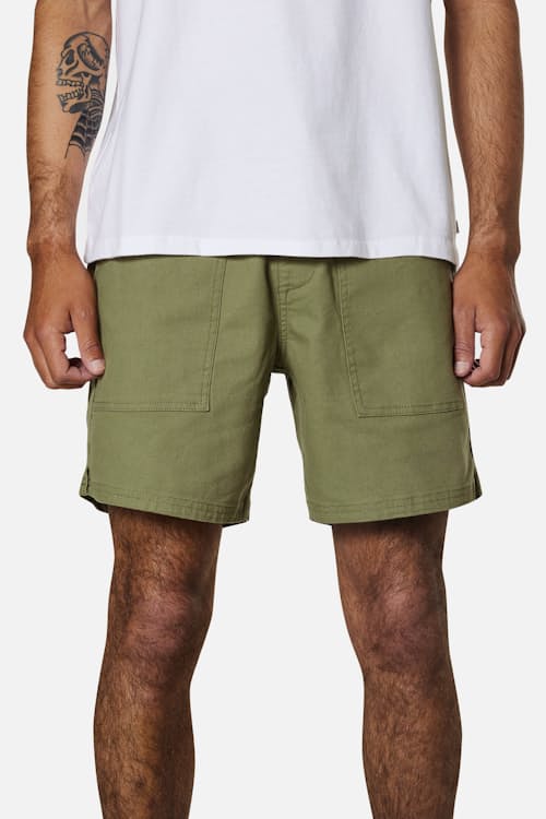 on model image of Trails Short - 6.5"