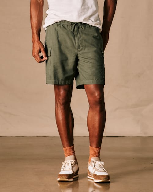Bjorn is 6'2'' and wearing a size 32