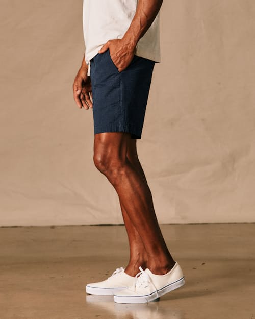 on model image of 365 Seersucker Drawstring Short - 7"