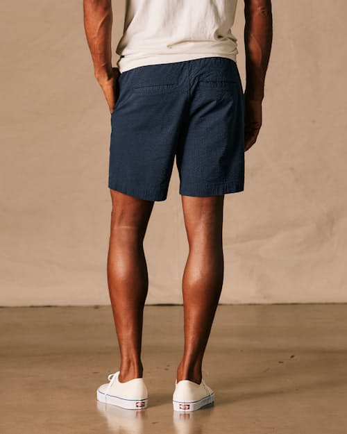 on model image of 365 Seersucker Drawstring Short - 7"
