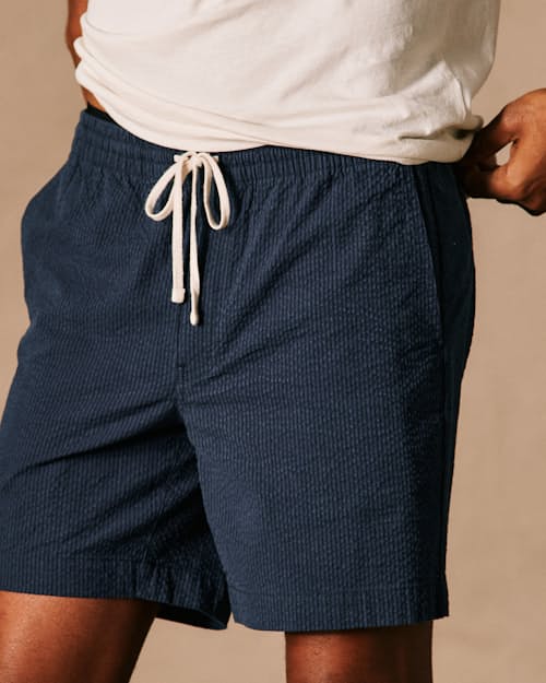 on model image of 365 Seersucker Drawstring Short - 7"